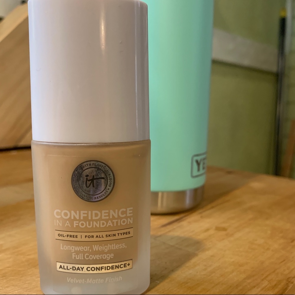 It Cosmetics Confidence in a Foundation Light Nude